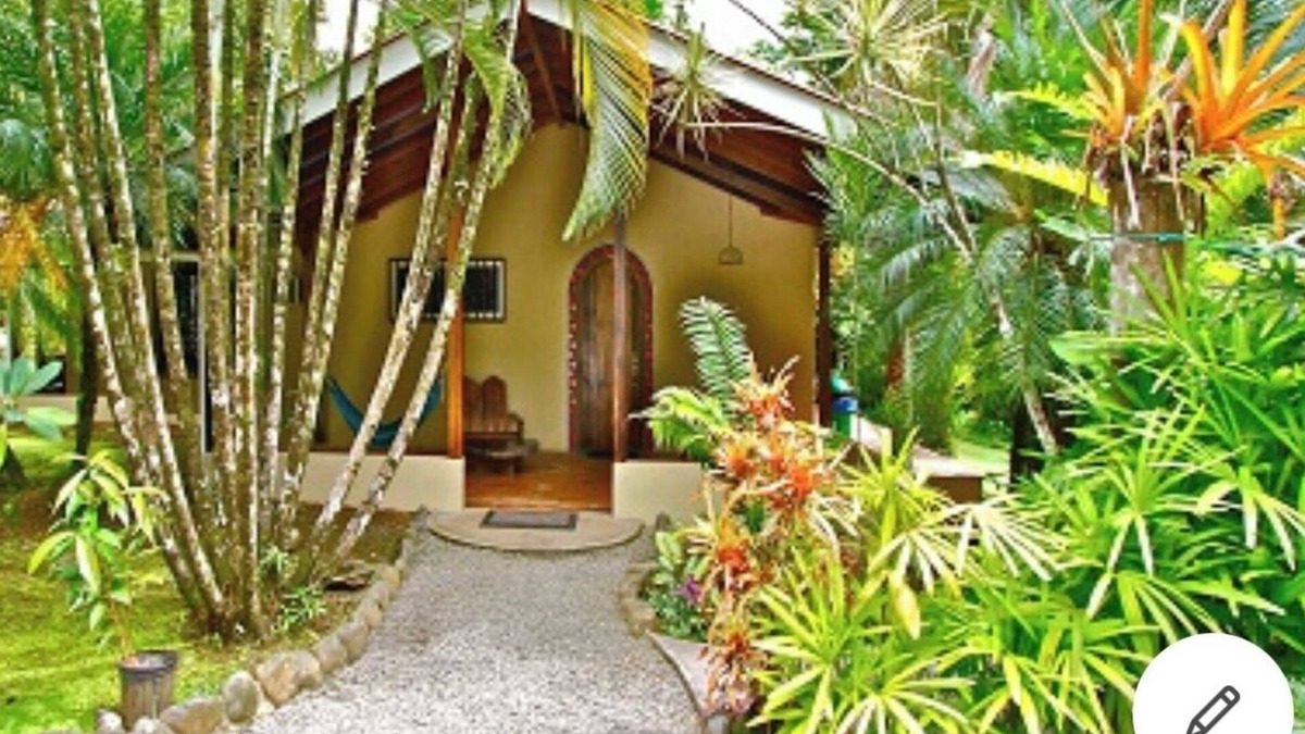 Pavones House | Casa Riviera- Walk to surf, tropical gardens, river access