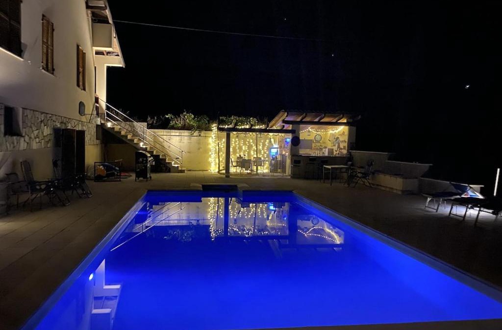 Alice Bel Colle House | Casa Roberto Pool with Bar 5 bedrooms 2 bathrooms Great For Groups