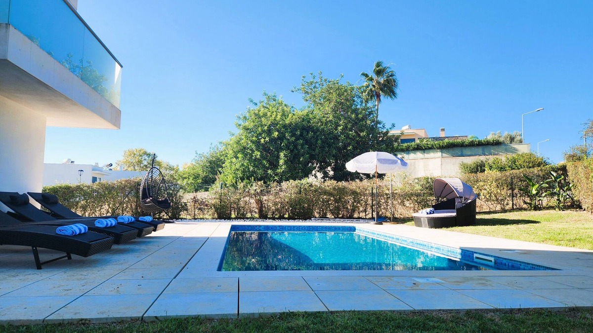 Alcantarilha House | CASA ROGEL: PRIVATE HEATED POOL, GAMES, WIFI, WALK TO TOWN, 5 MIN DRIVE TO BEACH