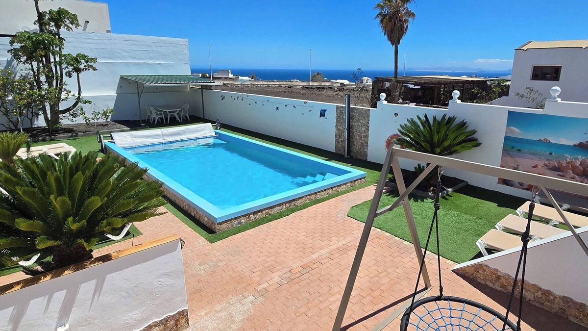 Tias Resort | Casa Roja - Small holiday complex pool in the centre of Tias