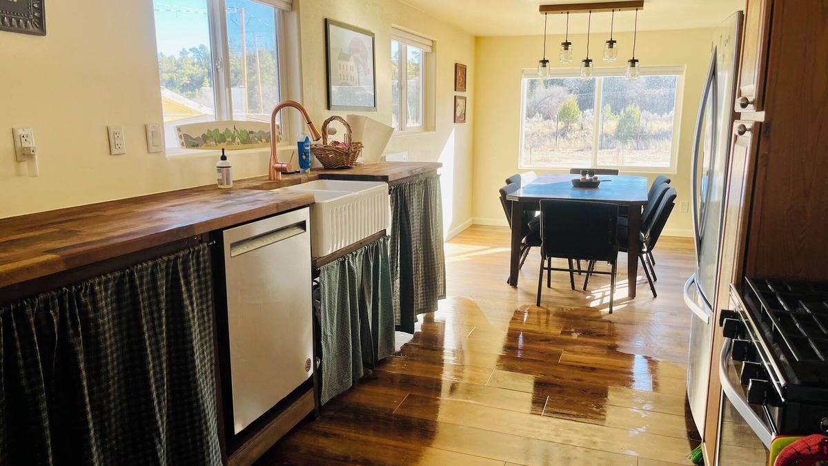 Reserve House | Casa Rosa-Gorgeous 5 bedroom in heart of Reserve-Close to Rodeo, Fairgrounds