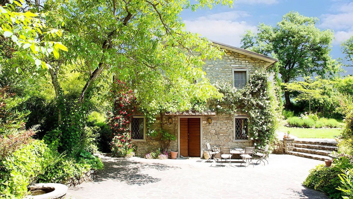 Caprese Michelangelo House | Casa Rosa-Wonderful holiday home with spectacular views of Caprese Michelangelo.