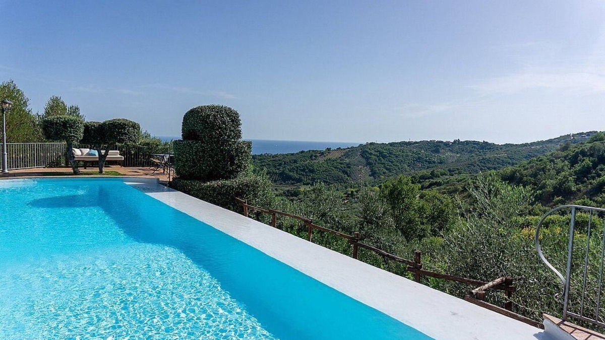 Casal Velino House | Casa Rosamunda C: A welcoming apartment that covers the entire ground floor of a villa, with Free WI-FI.