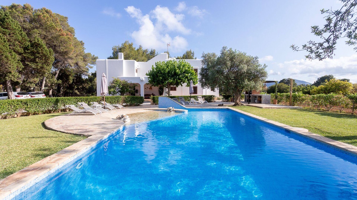 Santa Eulalia del Rio Villa | Casa Rosita, free Wifi, 75 meters from the Niu Blau beach, ideal families.