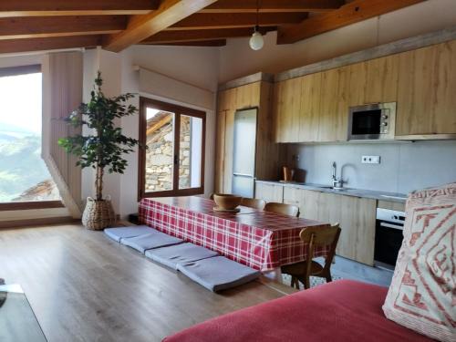 La Torre de Cabdella Ski Chalet | Casa rural con vistas en el corazón del Pirineo