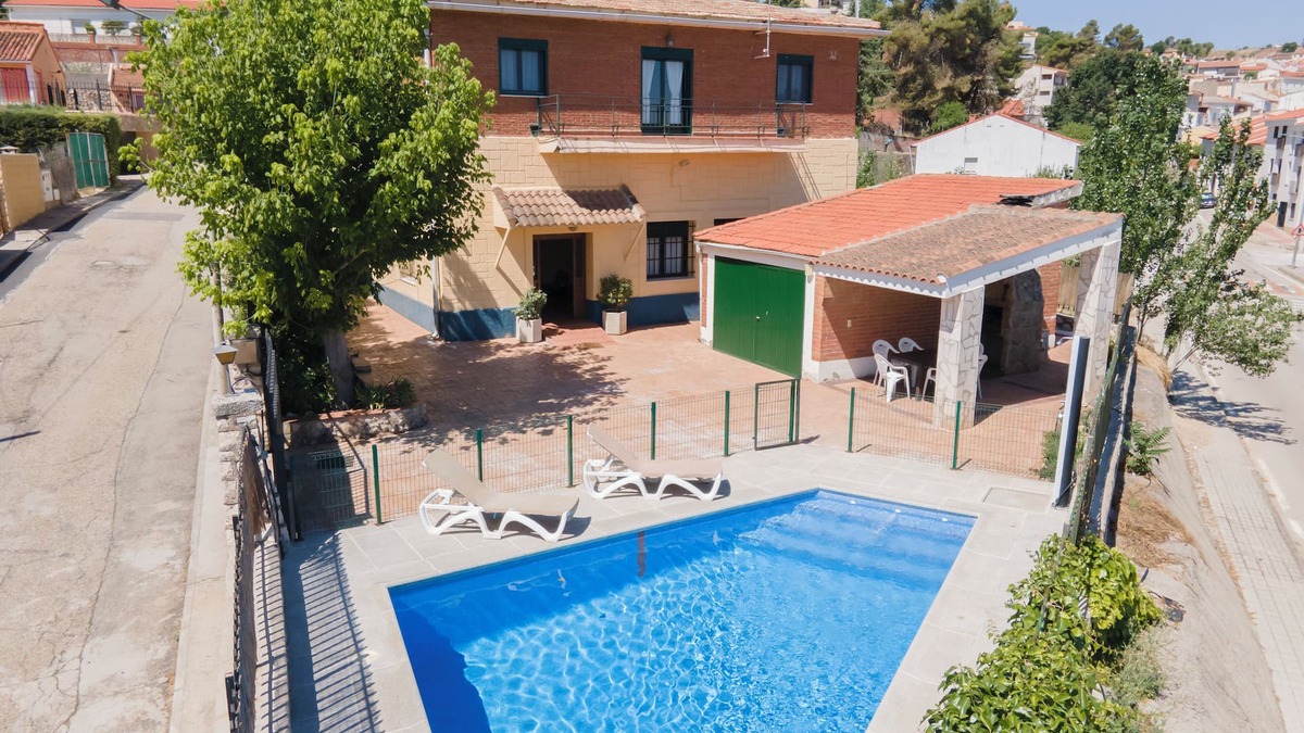 Valdelaguna House | Casa Rural El Aligustre in Valdelaguna with swimming pool and table soccer.