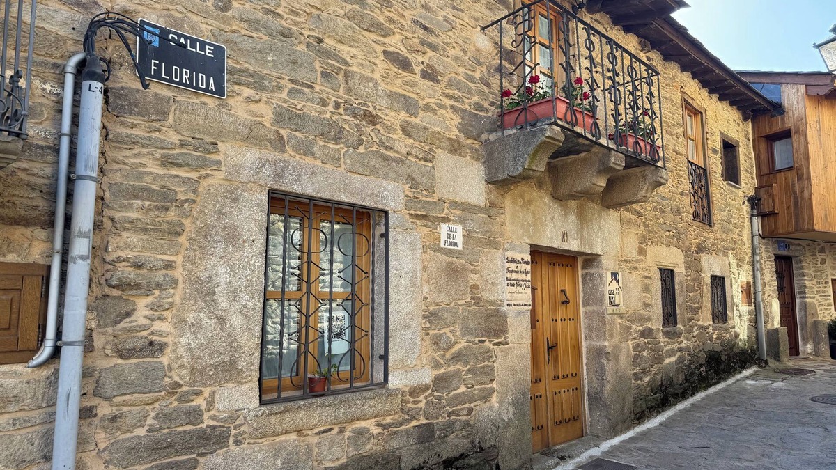 Puebla de Sanabria Cottage | Casa Rural con 4 Dormitorios Dobles y 2 Baños Próxima a Plaza Mayor y Castillo