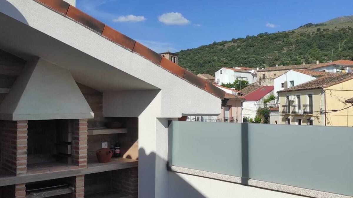 Villar de Plasencia Cottage | Casa Rural con Chimenea Interior, Terraza con Barbacoa y Vistas a la Montaña