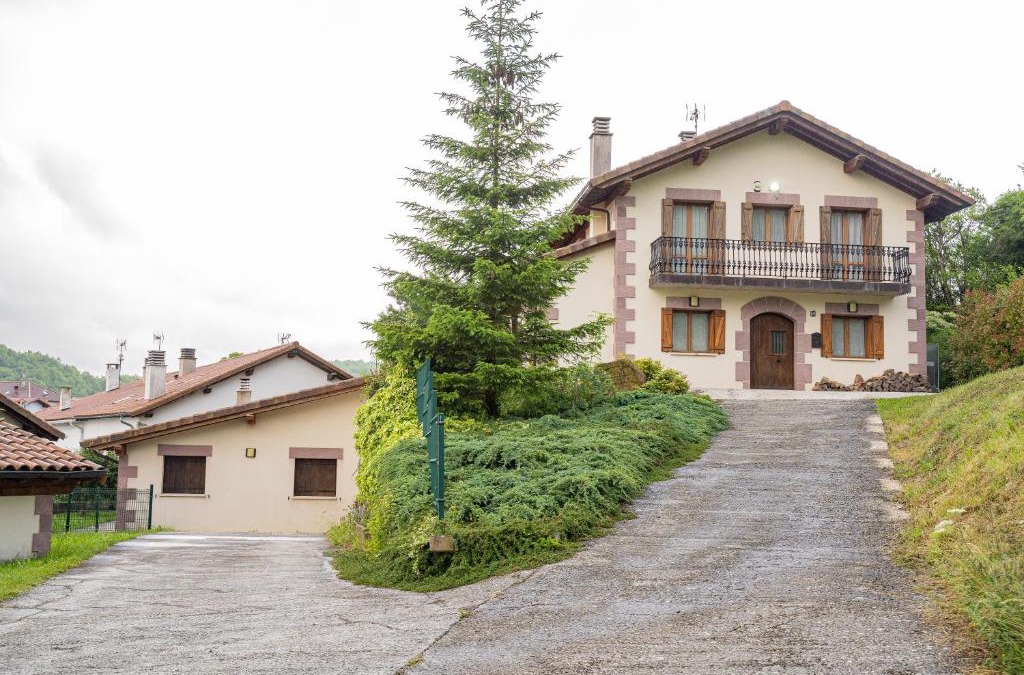 Bizkarreta-Gerendiain House | Casa rural Gibelea y Gibelea Txiki