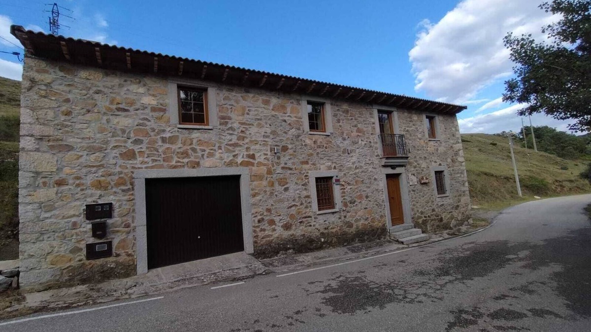 Cuevas de Vinayo Cottage | Casa Rural Sensaciones 3 bedrooms with garden