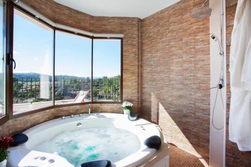 Benafer House | Casa rural Torre Buena Vista a 40 minutos de Valencia con gran jacuzzi y vistas maravillosass