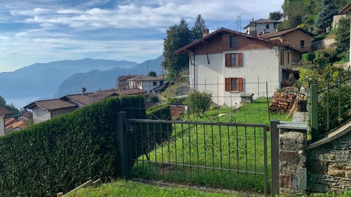 Plesio Apartment | Casa Savina, Stunning Lake and Mountain Views, Private Garden With Parking Space