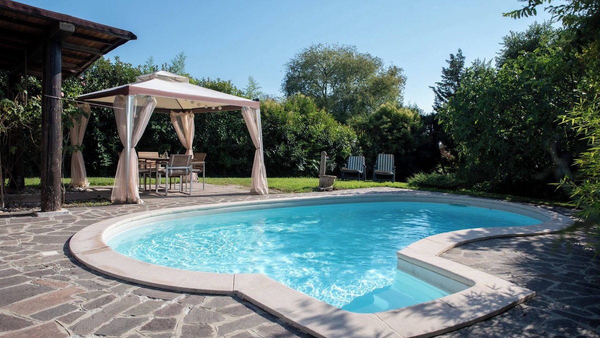 Premenugo Villa | Casa Schatz is a spacious cottage with a large furnished garden and swimming pool.