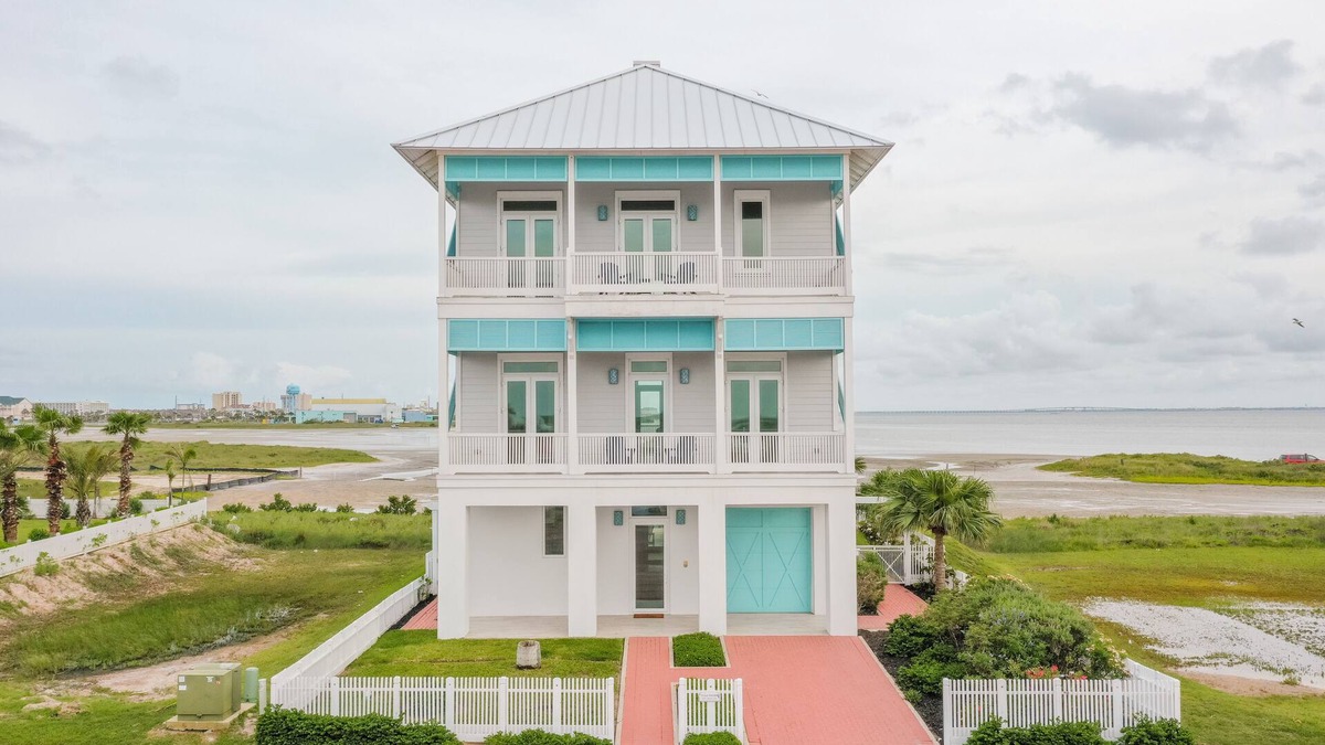 The Shores House | Casa Sirena beautiful 4br home with private pool on the bay!