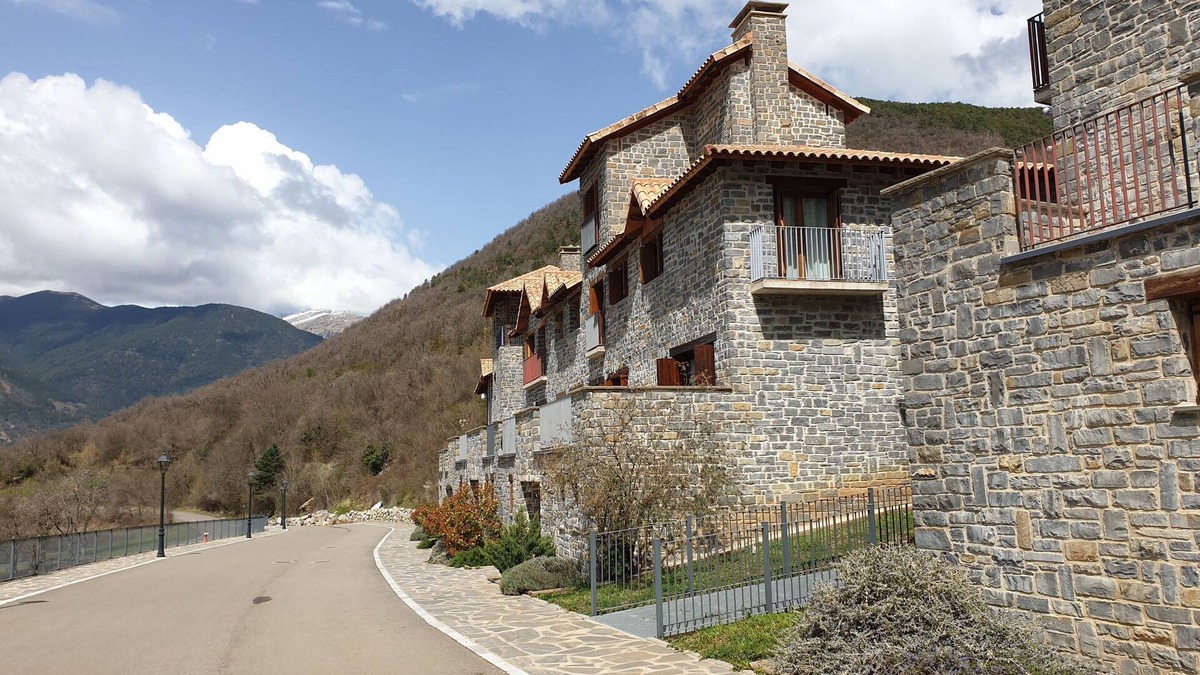 Gavin House | Casa Sonxu - The Pyrenees at your feet