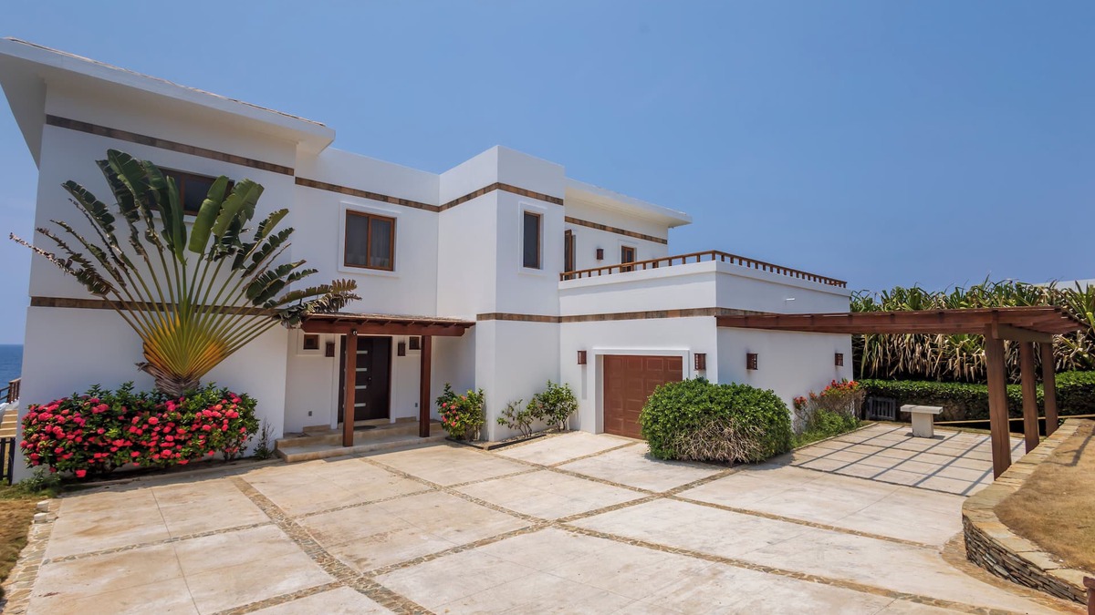 Lighthouse Estates House | CASA SUNRISE, luxury beach vacation house.