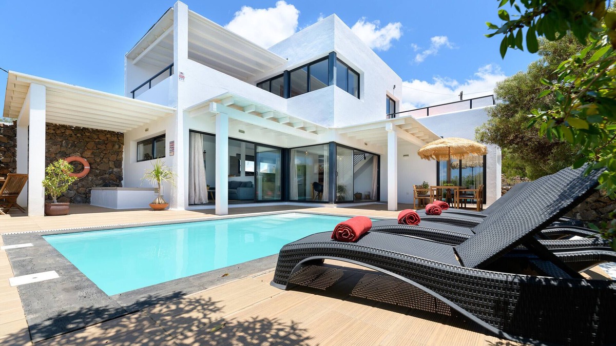 Conil Ski Chalet | Casa Sur, Spectacular Views of Sea and Volcanoes with Heated Pool