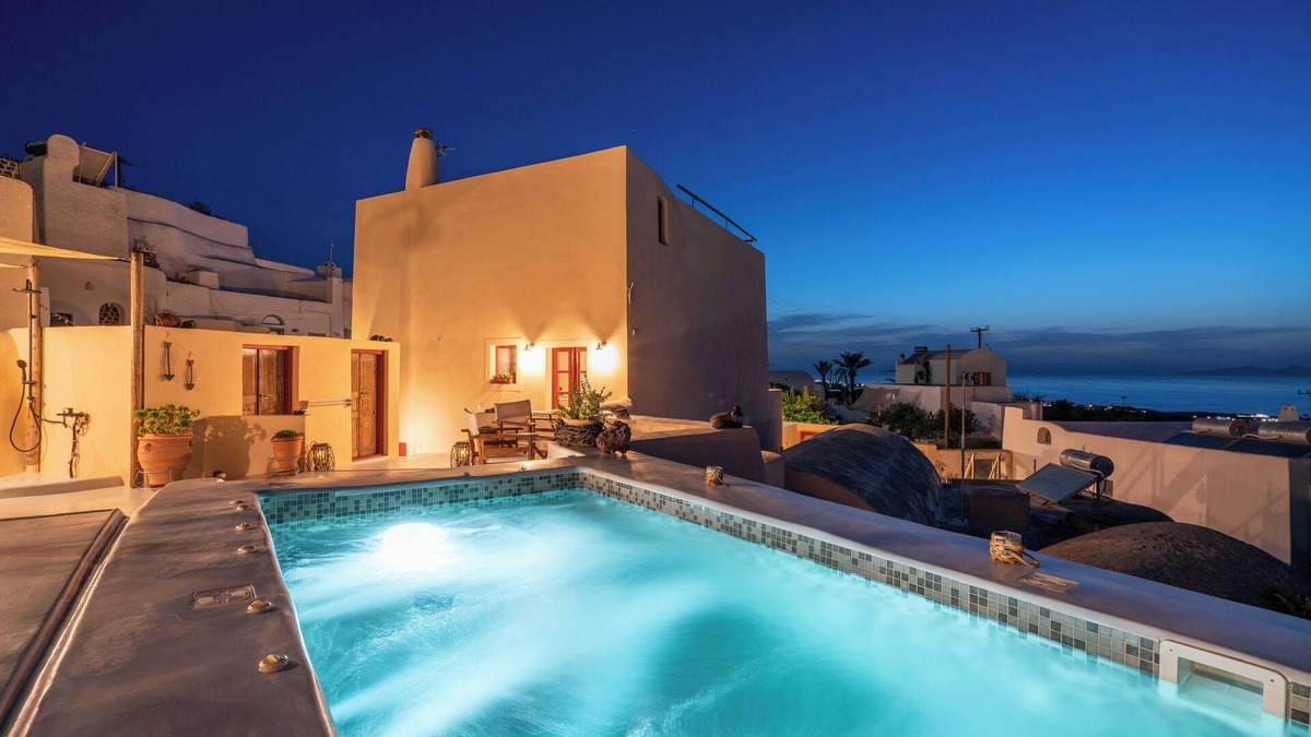 Finikia Villa | Casa Terra Vedema-Oia Sunset-Privacy-Plunge Pool-Starlink Internet (350-450Mbps)