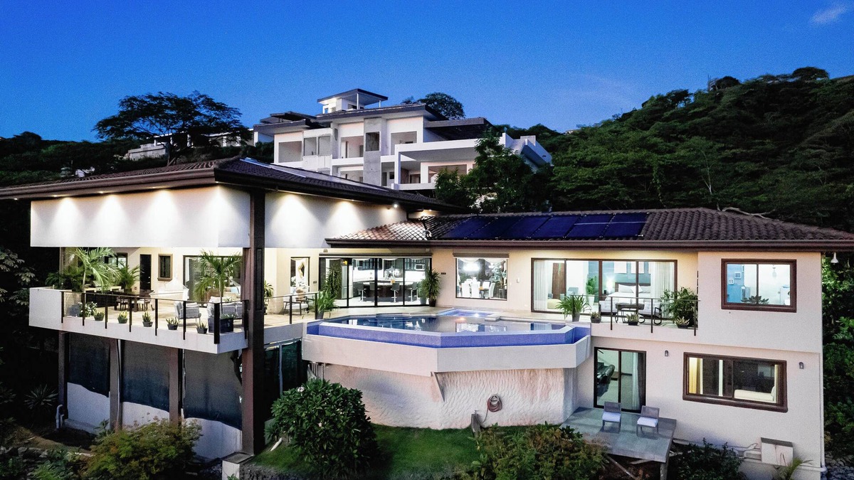 Coco House | Casa Timlin - Solar Hot Tub, Concierge, Daily Housekeeping