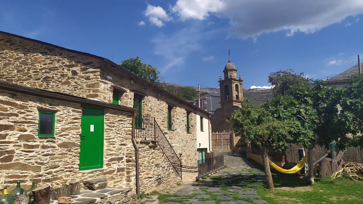 Carballeda de Valdeorras Cottage | Casa Tradicional con Jardín y Vistas a la Montaña. Eco dos Teixos