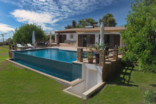 Loule Villa | Casa Tranquility with beautiful pool and Jacuzzi!