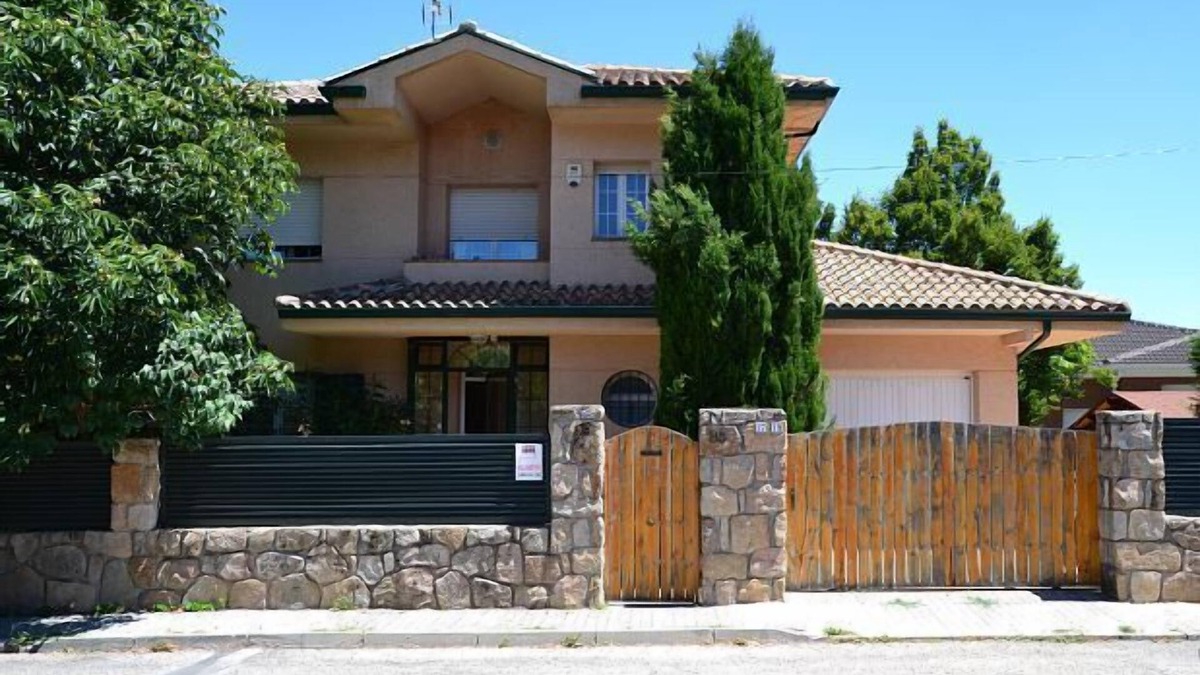 Becerril de la Sierra Cottage | Casa Trepador Azul for 8 people with plot and table football.