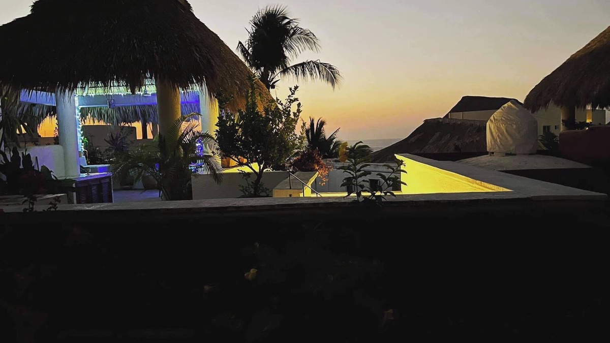 Hidalgo House | Casa Tres 2BR Starlink Walk to Beaches Ocean View