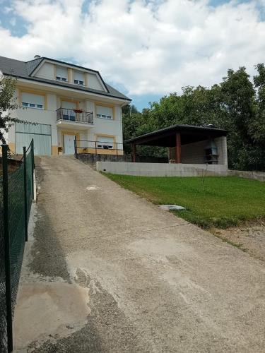 Corullon House | Casa turismo rural Becar