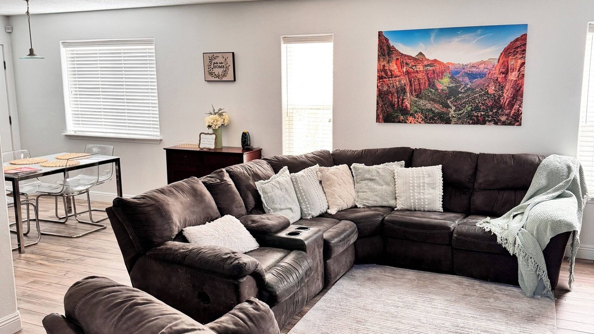 Farmington House | Casa Uva beautiful family retreat with a pool near to everything you need.