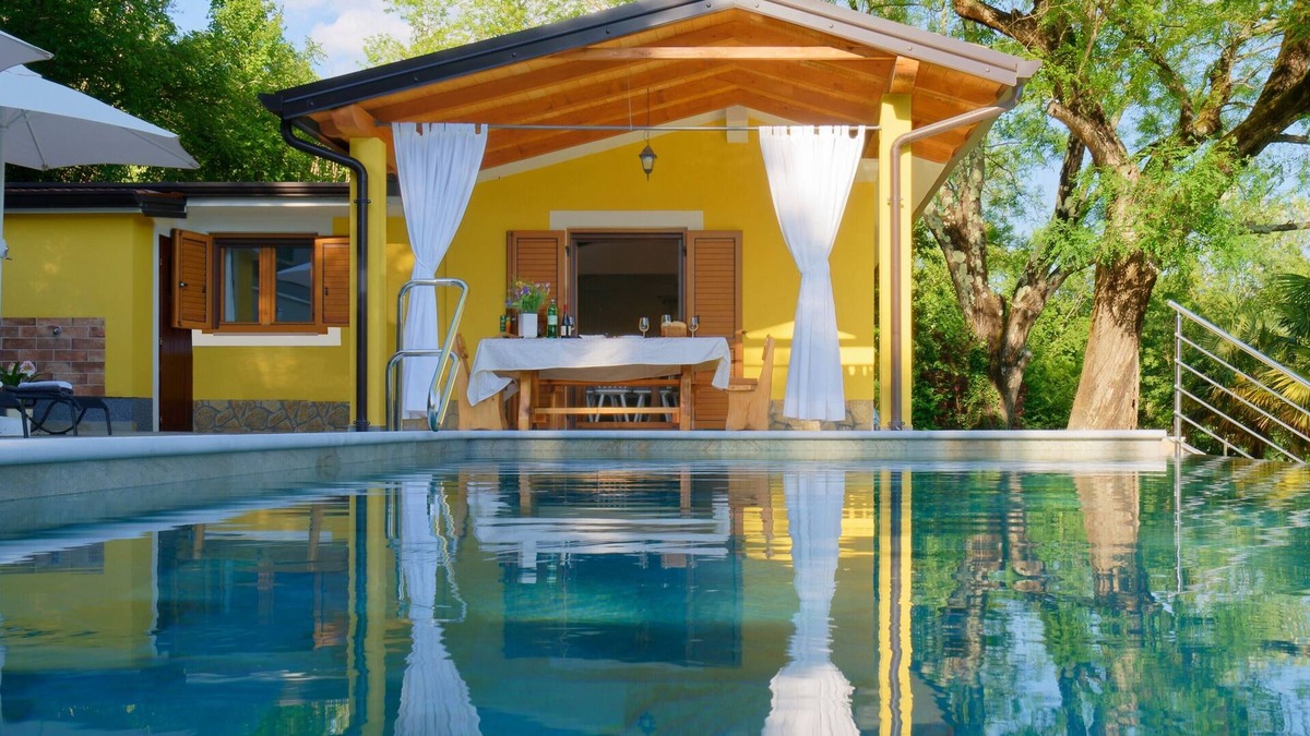 Buzet House | Casa Valla - Two Bedroom Holiday Home with Pool