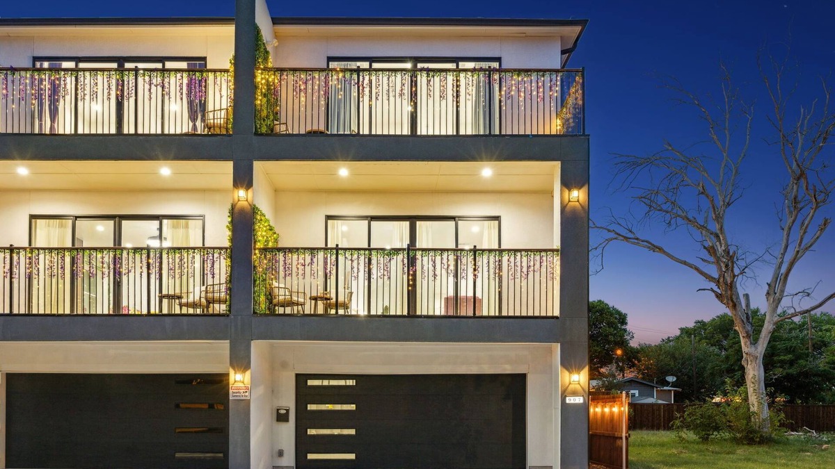 West Dallas House | Casa Verde Balcony 4 Bedrooms in Downtown Dallas.