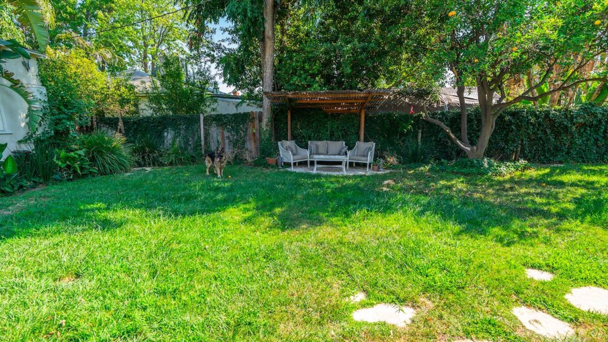 Valley Glen House | Casa Verde Idyllic 40's Valley Bungalow Lush Garden jacuzzi and Sauna