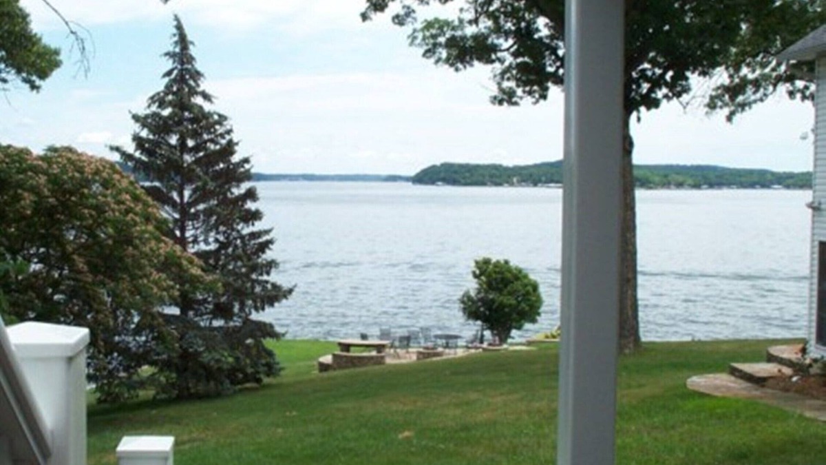 Gravois Mills House | Casablanca - Newly Remodeled Family Home With Main Channel View of the Lake 7MM