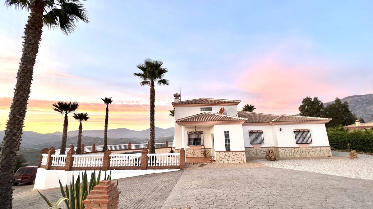 Vinuela Villa | "CasaBlanca" Rural Villa with pool and barbecue.