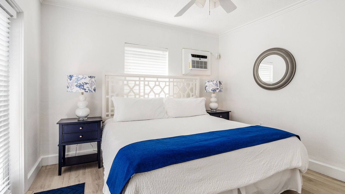 The Meadows House | ~ CASABLANCA TOO ~Chicly updated home with hot tub in a quiet location.