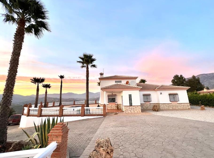 Vinuela Villa | CasaBlanca Villa Rural con piscina y barbacoa