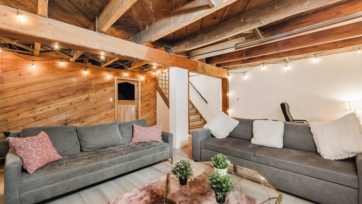 Pointe-Saint-Charles Apartment | CasaKaïa - Cozy 2 bedroom apartment with Backyard & Parking near Lachine canalnn