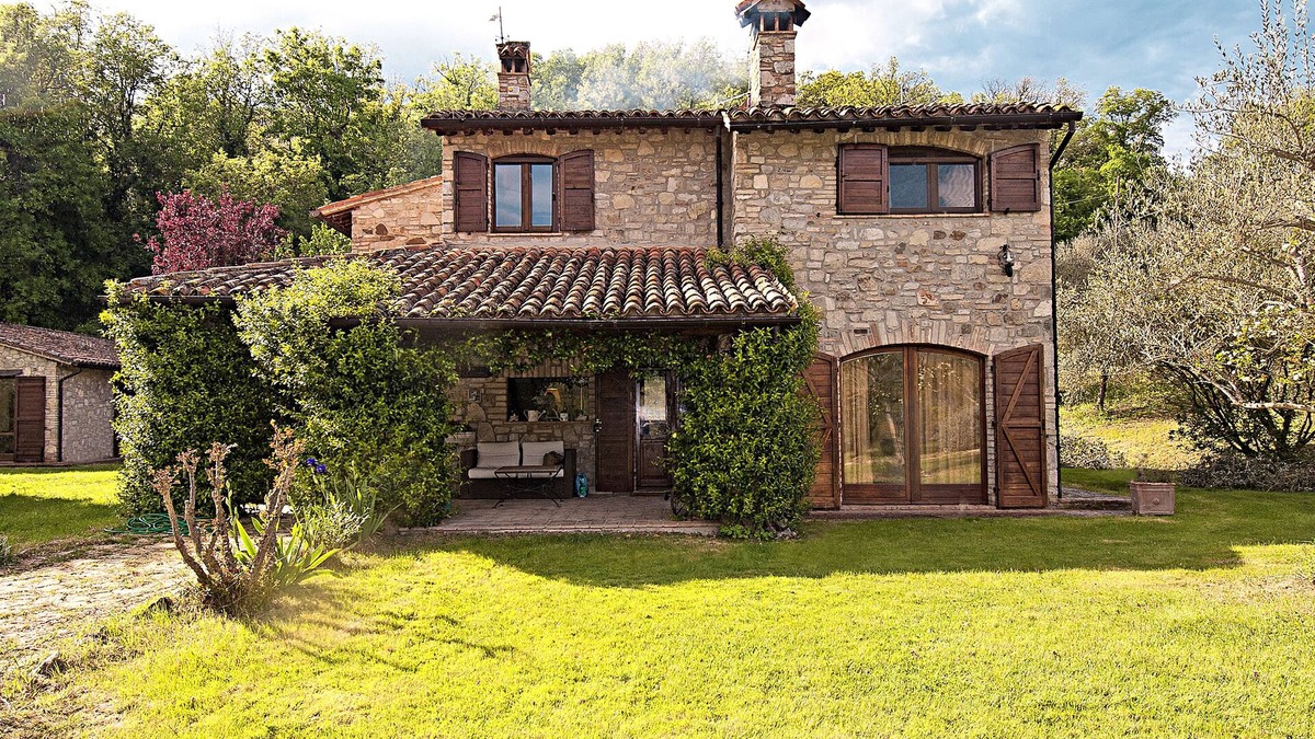 Monte Castello di Vibio Villa | Casale chimneys immersed in olive trees
