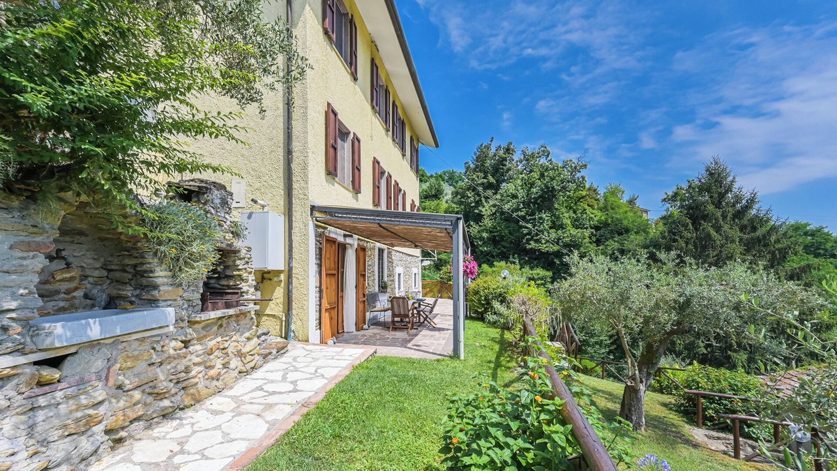 Strettoia House | CASALE STRETTOIESE - BIANCOSPINO Typical Stone farmhouse on Versilia Hills