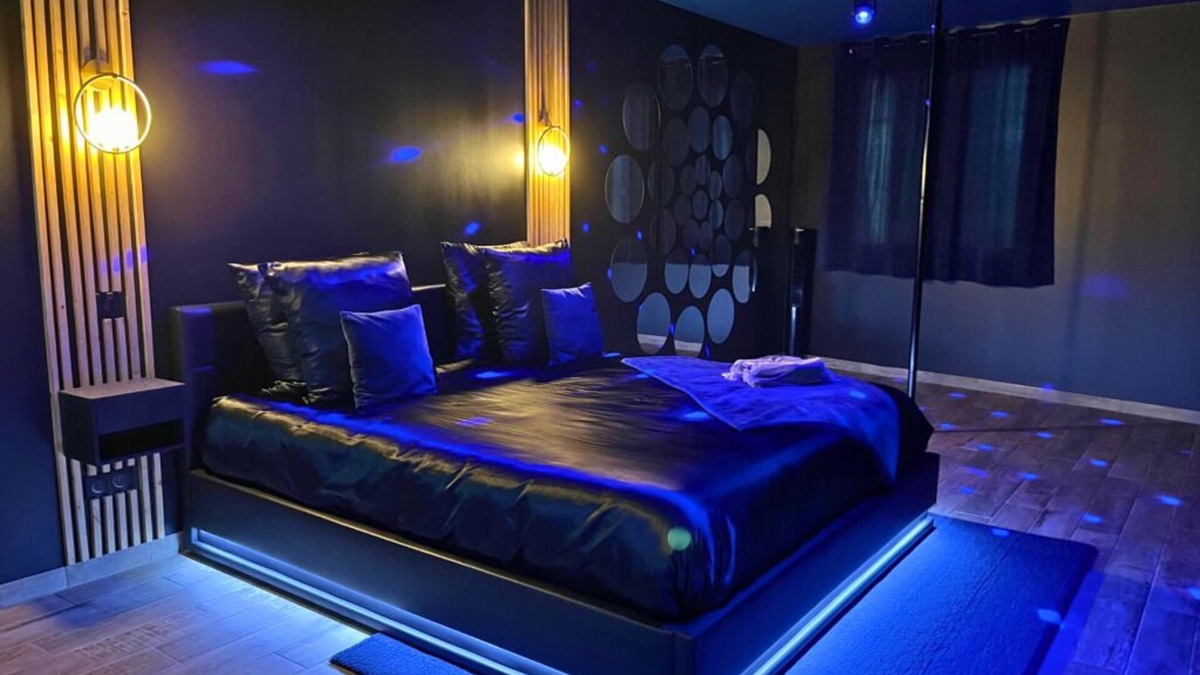 Sainte-Pezenne Apartment | Casanova Suite : Private SPA and Escape Love Game