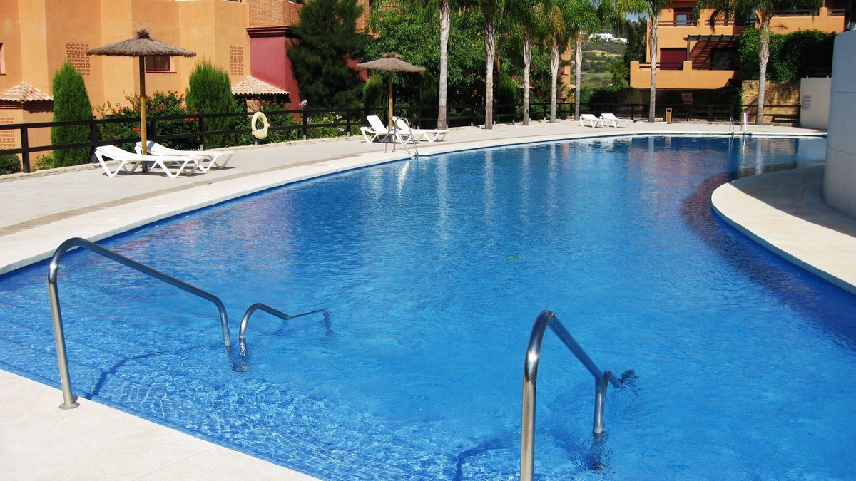 Casares Apartment | Casares Golf Gardens. Superb two bed Apt in Casares with free WIFI, AC & heating