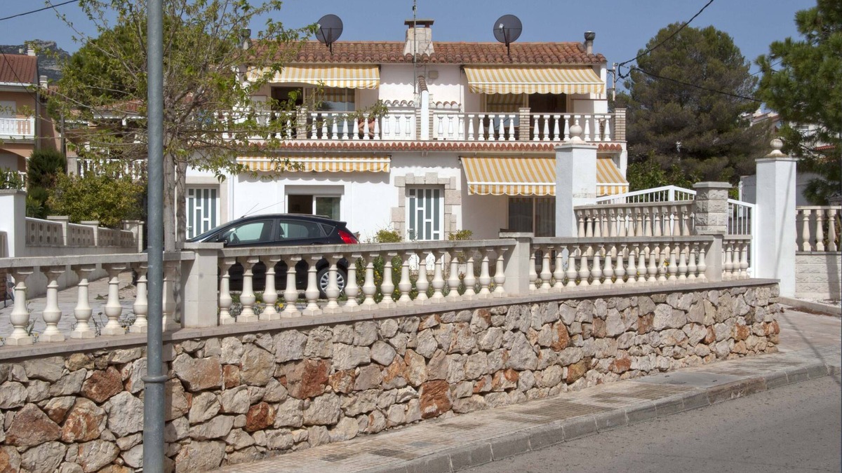 Sant Carles de la Rapita Apartment | Casas Sitori apartment 2 in small-scale private complex on the beach!