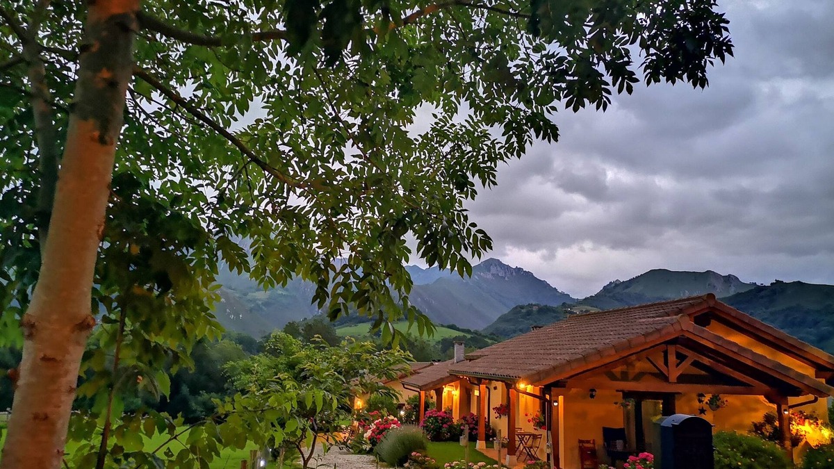 Peruyes Ski Chalet | Casas Rurales Entre Castaños. Asturias.2 Casas Entre el mar y la Montaña