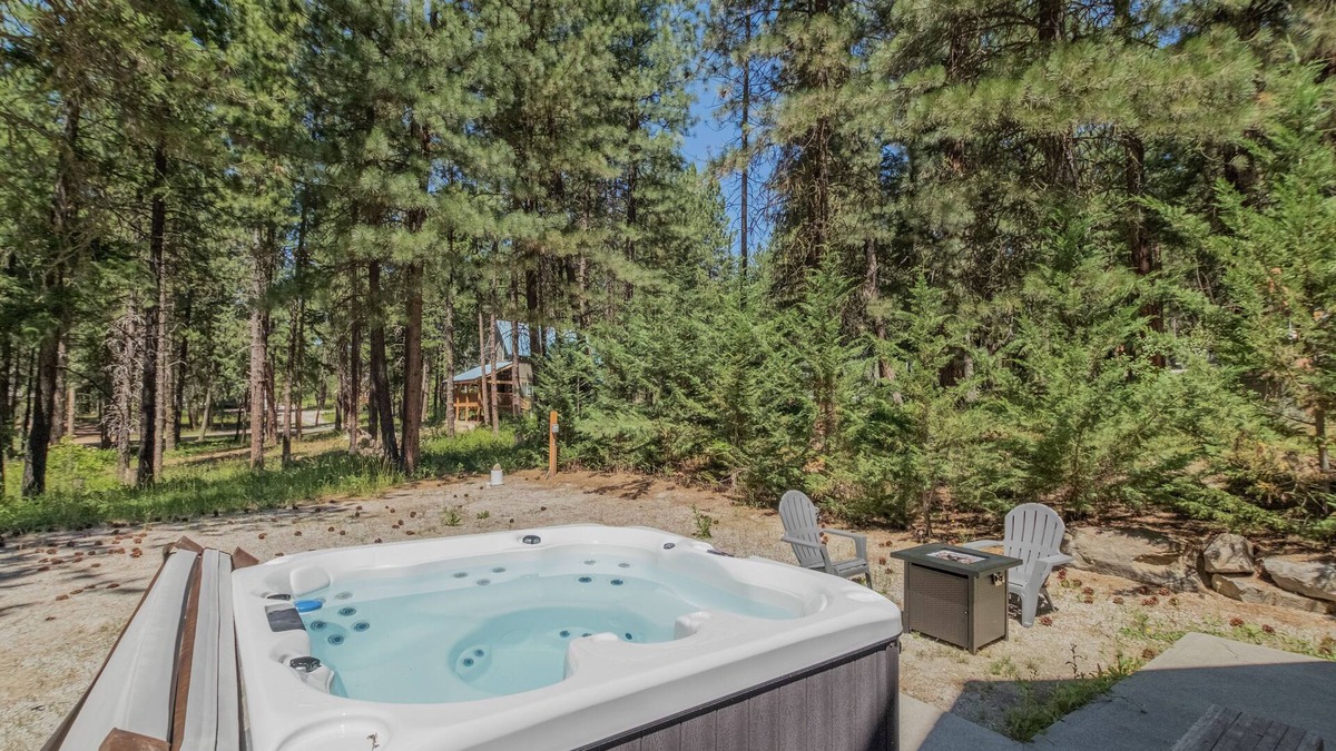 Leavenworth Cabin | Cascade Adventure-Hot Tub, ROKU, Firepit, BBQ