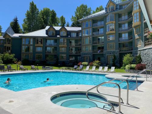 Village North Hotel | Cascade Lodge suite WIFI 2 hot tubs pool gym sauna bike and ski storage room