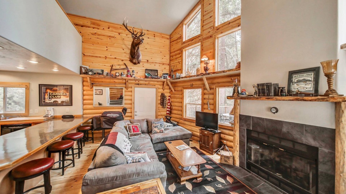 Cascade House | Cascade Log Cabin - Idaho Mountain Getaway - Sleeps 10