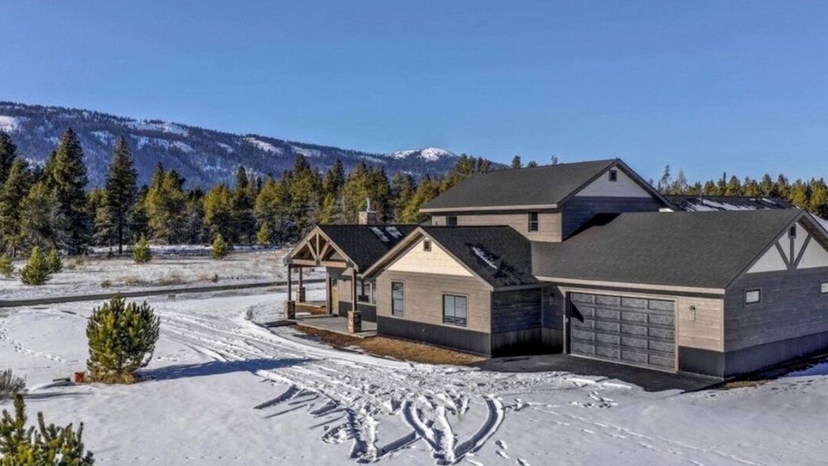 Donnelly House | Cascade Pines Lake House - Mountain Views - Sauna - EV Charger