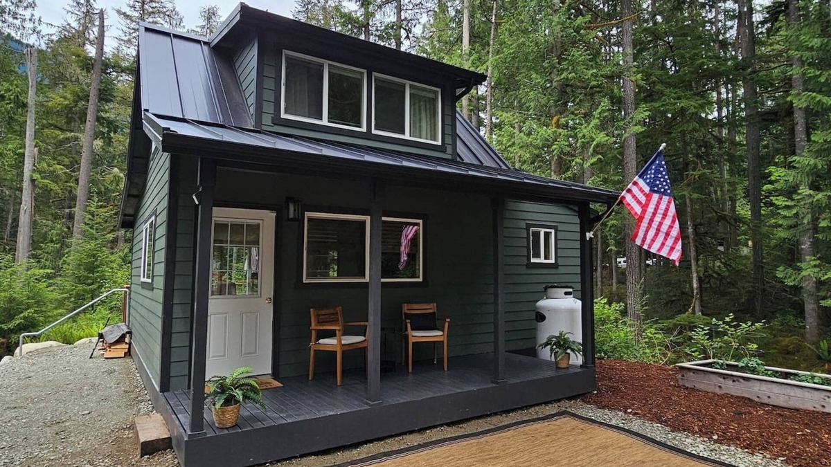 Marblemount Cabin | Cascade River Hideaway-Dogs welcome, off-grid