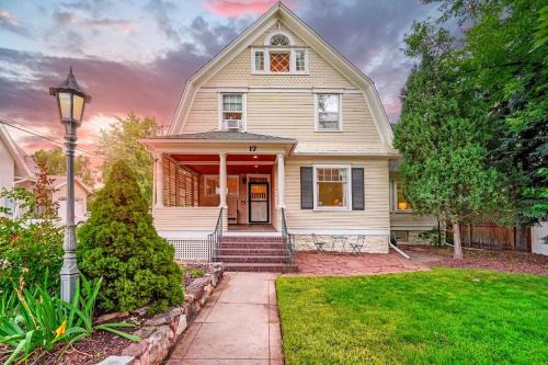 Old North End Villa | Cascading Manor - Loft HotTub SmartTVs SelfEntry FirePit