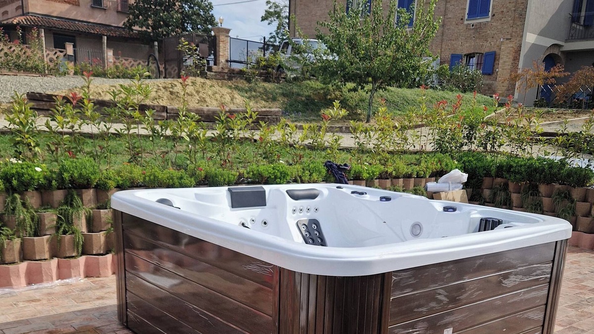 Belveglio House | Cascina Flo Relais: villa with Jacuzzi
